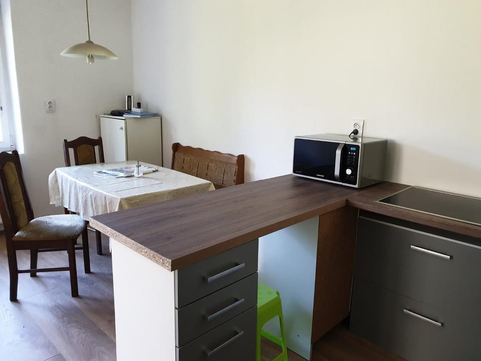 Kitchen or kitchenette, Dining area, minibar