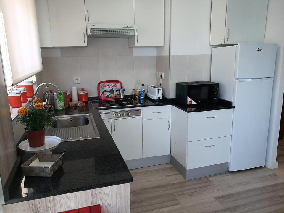 Coffee/tea facilities, Kitchen or kitchenette, dishwasher, microwave, oven, stove, toaster