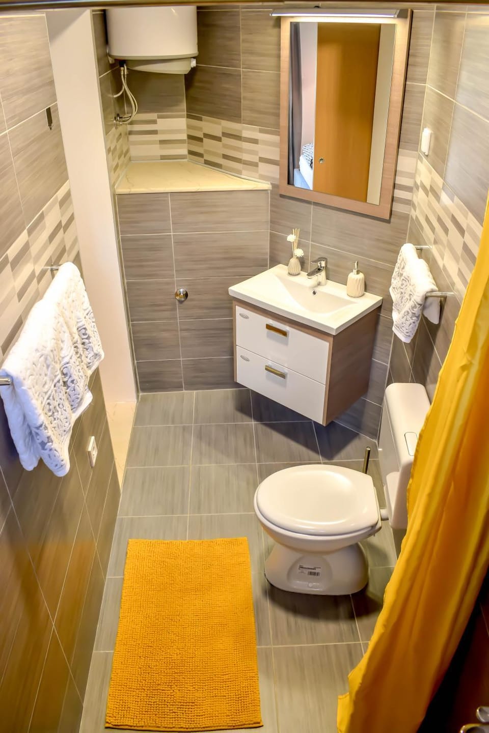 Shower, Toilet, Bathroom, Decorative detail, Pets