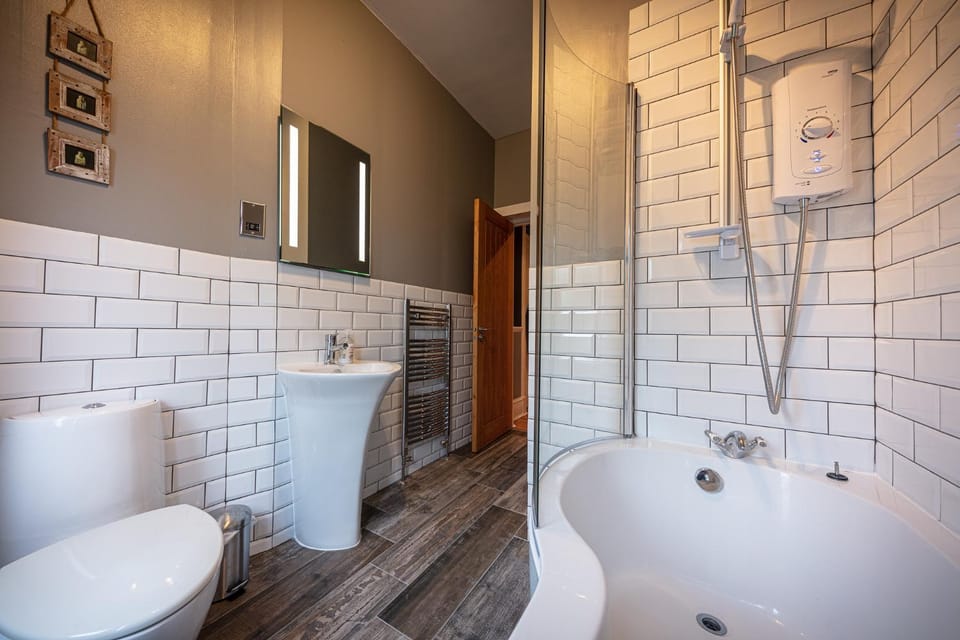 Shower, Toilet, Bathroom, Bath, towels
