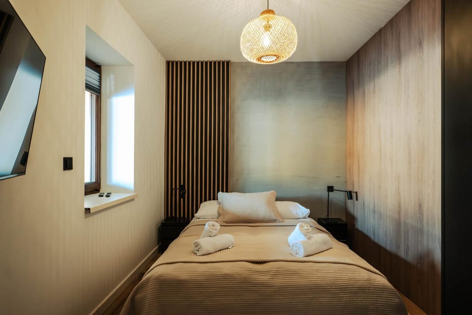 Bed, TV and multimedia, Photo of the whole room, Bedroom, towels