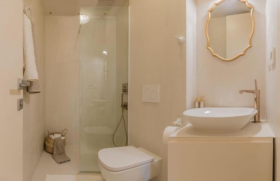 Shower, Toilet, Bathroom, towels
