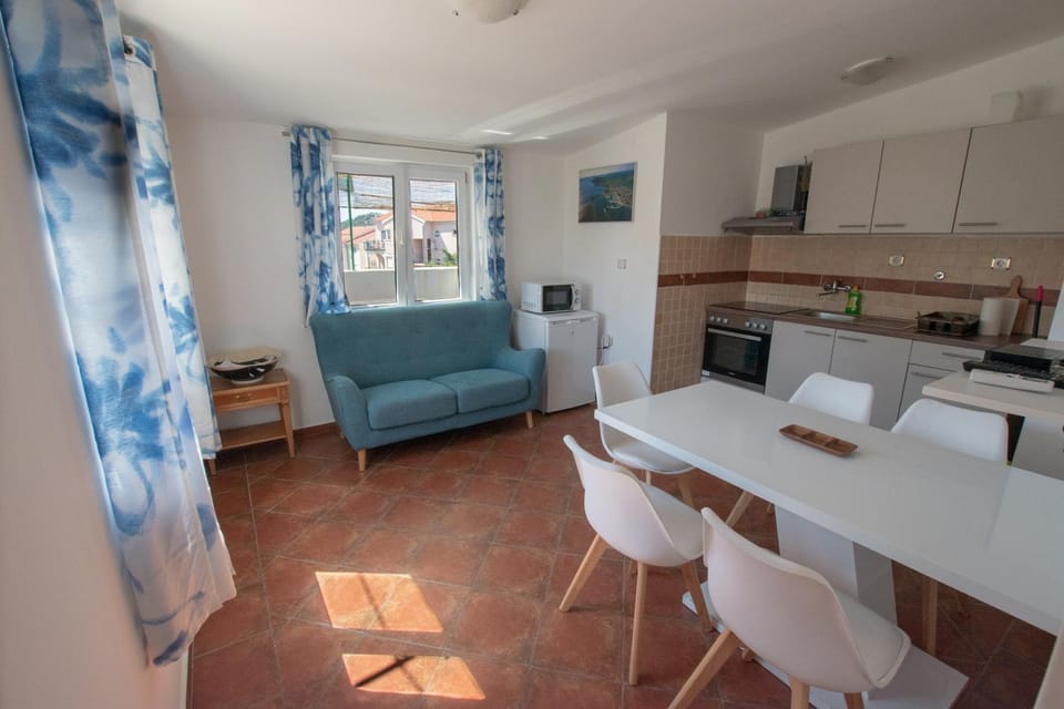 Kitchen or kitchenette, Living room, Seating area, Dining area