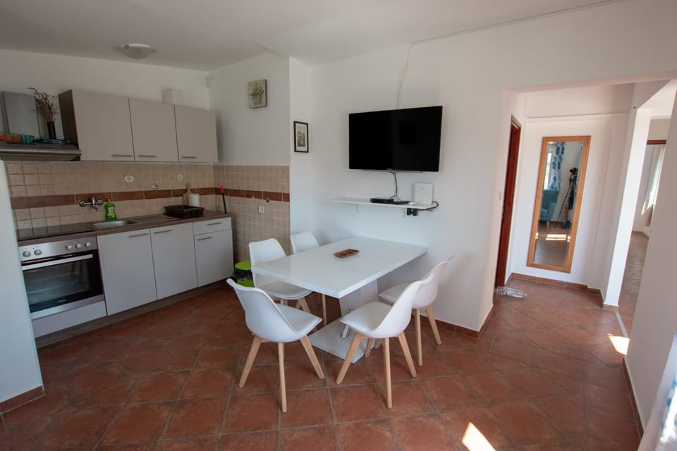 Kitchen or kitchenette, Living room, Seating area, Dining area