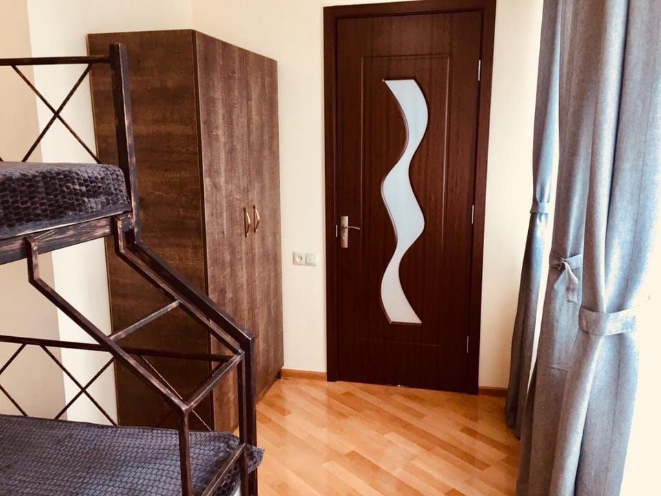 Photo of the whole room, Decorative detail, bunk bed