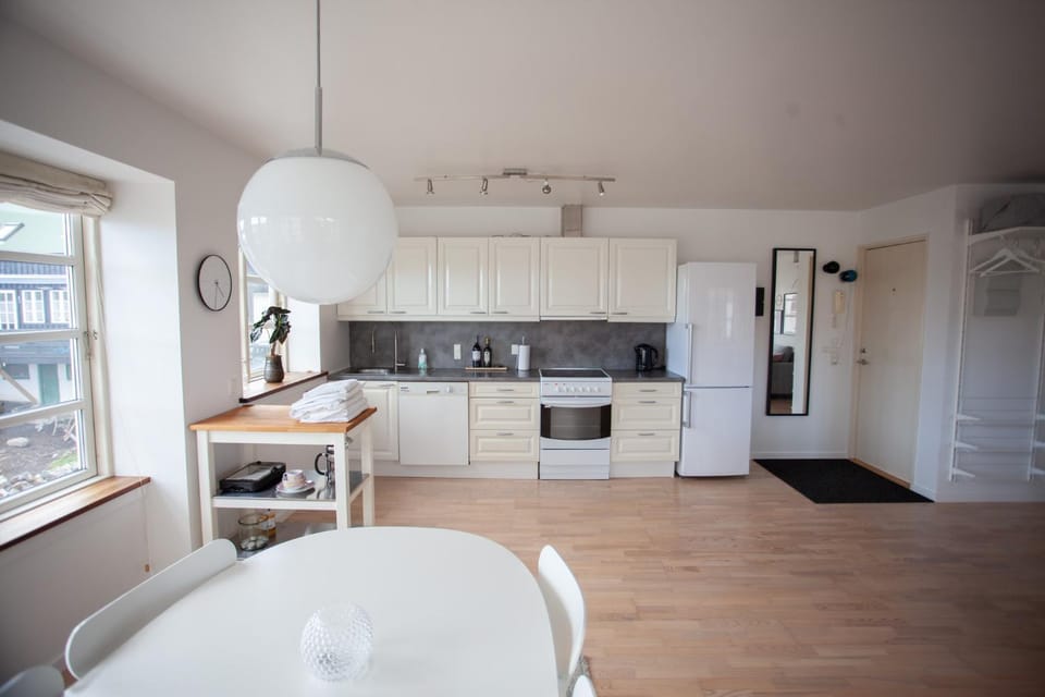 Kitchen or kitchenette, Dining area