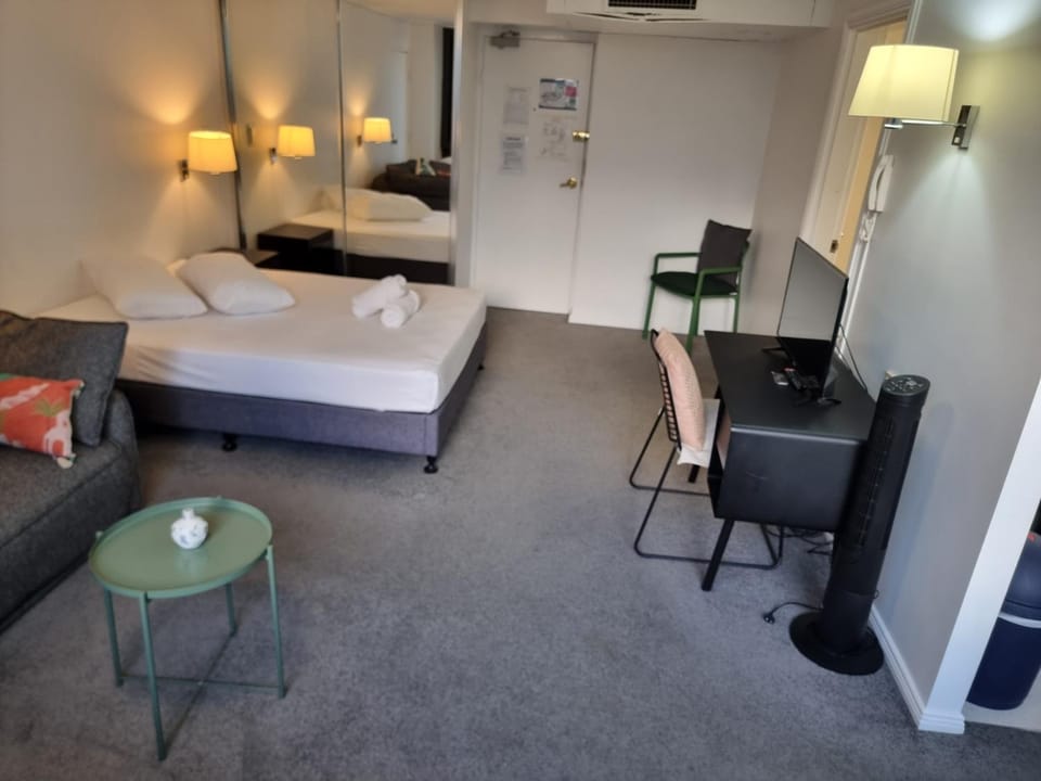 Bed, TV and multimedia, Seating area, Bedroom