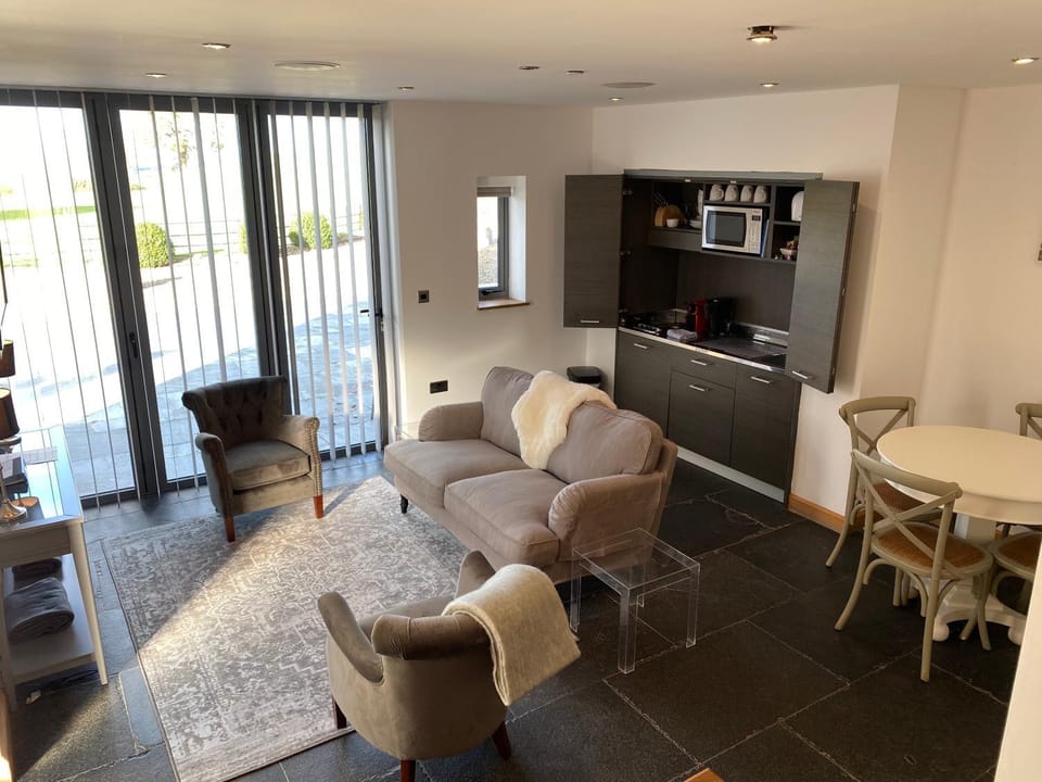 Kitchen or kitchenette, Living room, Seating area, Dining area