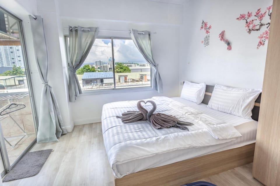 Bed, Natural landscape, Photo of the whole room, Bedroom, towels