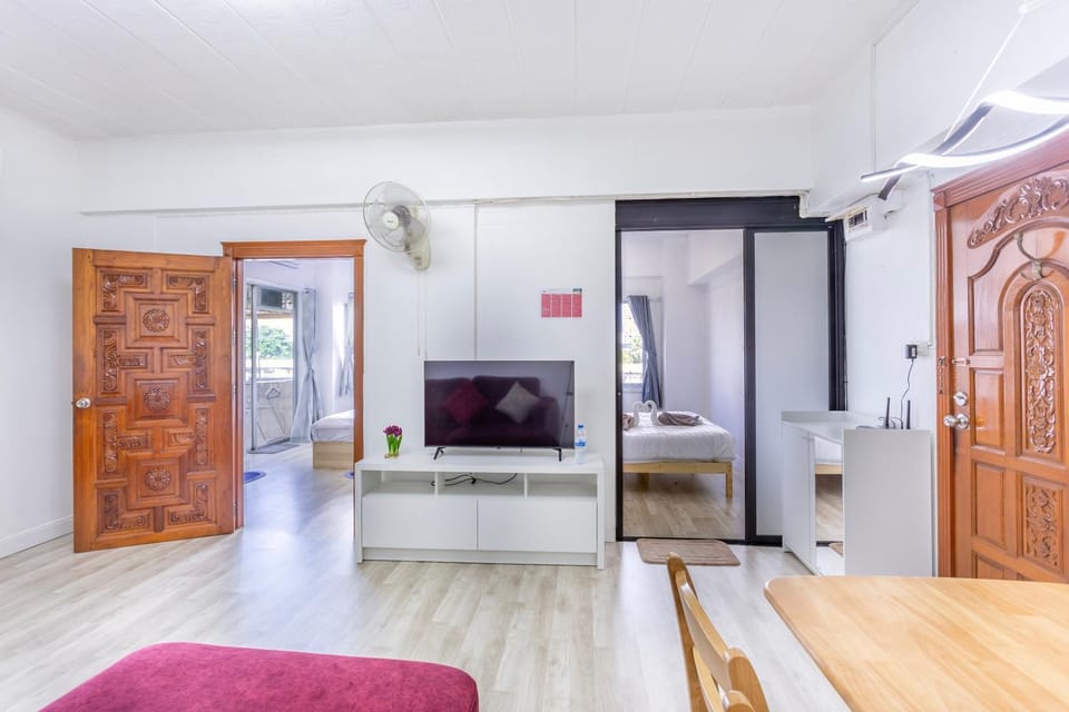 TV and multimedia, Living room, Photo of the whole room, Seating area, air conditioner