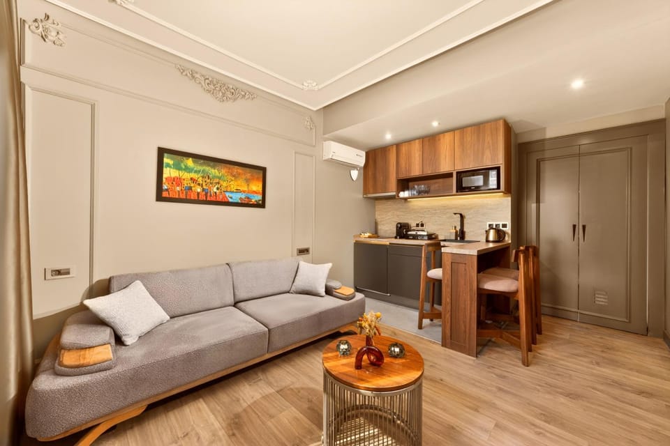 Coffee/tea facilities, Kitchen or kitchenette, Living room, Seating area, Dining area, stove