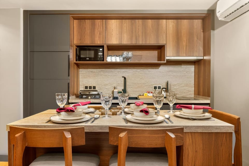 Coffee/tea facilities, Kitchen or kitchenette, Food and drinks, Dining area, Food
