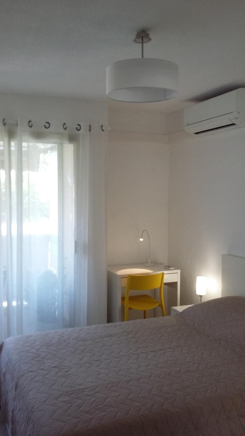 Bed, Photo of the whole room, Seating area, air conditioner