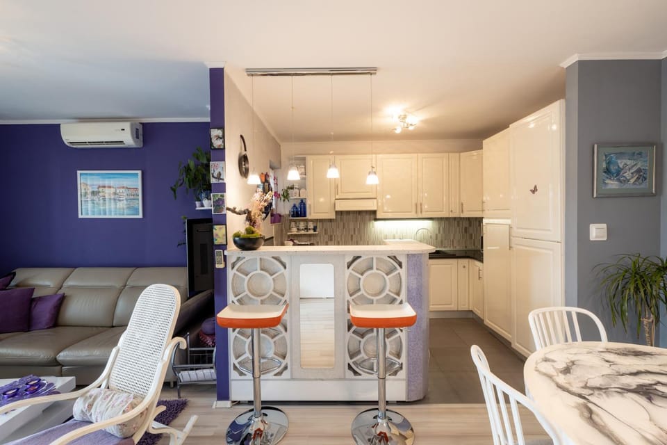 Kitchen or kitchenette, Living room, Seating area, Dining area