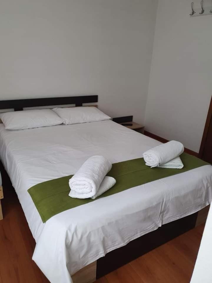 Bed, Photo of the whole room, towels