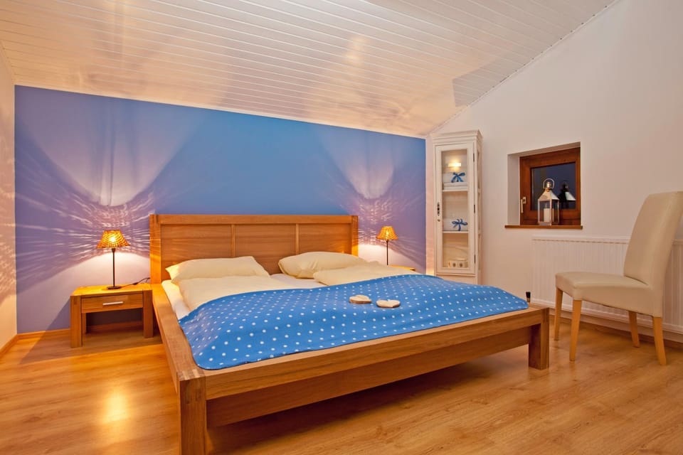 Bed, Photo of the whole room, Decorative detail, Bedroom