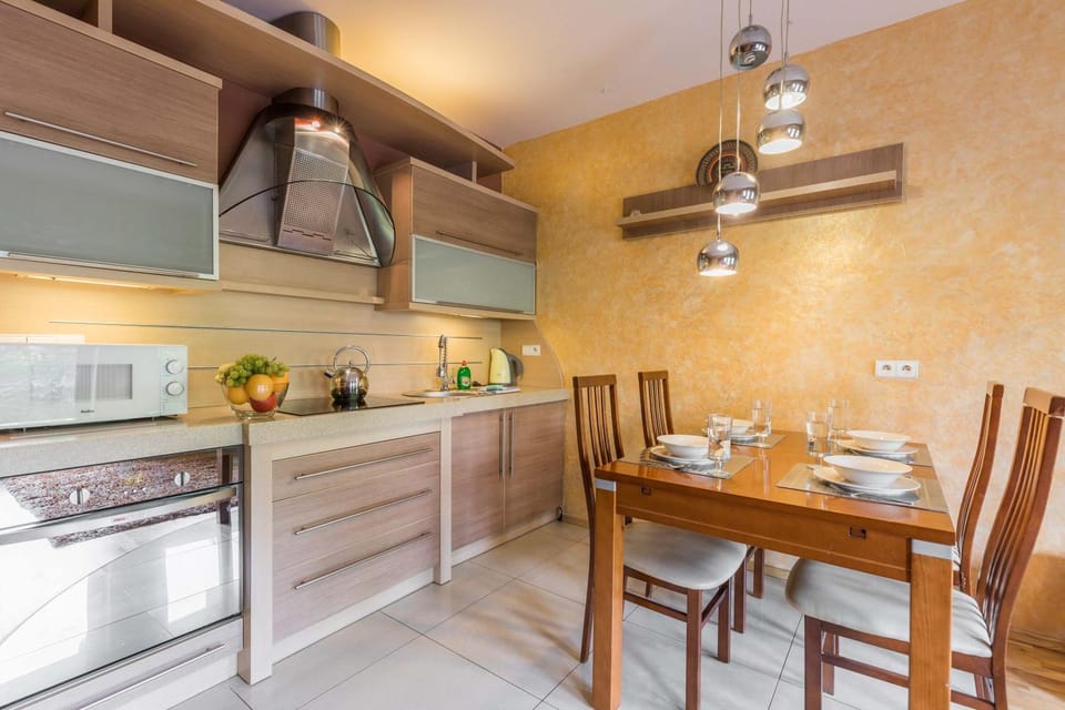 Kitchen or kitchenette, Dining area