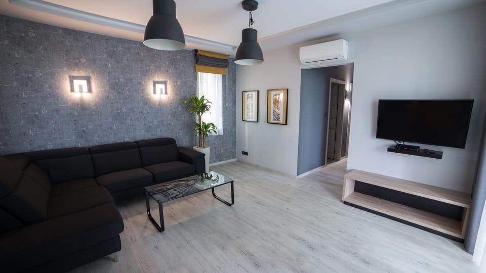 Communal lounge/ TV room, TV and multimedia, Living room, Seating area, Evening entertainment