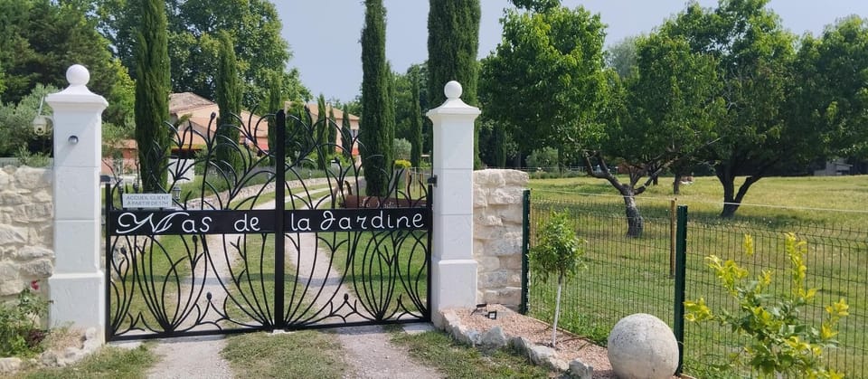 le Mas de la Jardine House in Le Thor