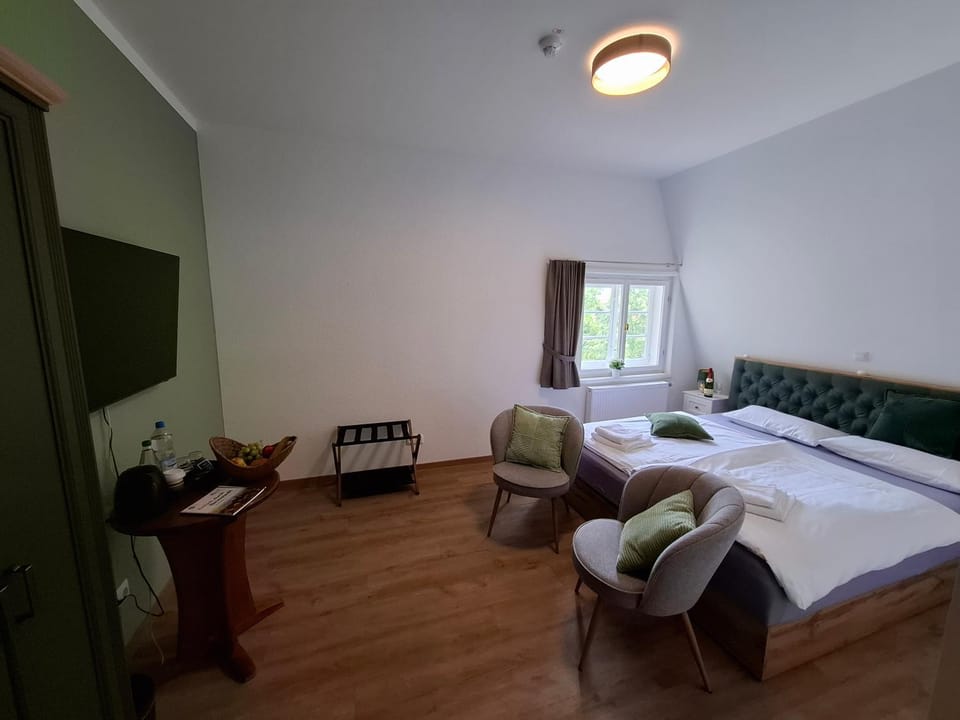 Bed, TV and multimedia, Living room, Photo of the whole room, Seating area, Bedroom, towels
