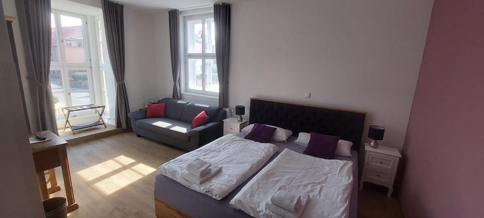 Bed, TV and multimedia, Coffee/tea facilities, Living room, Photo of the whole room, Seating area, Bedroom, Drinks, internet, towels