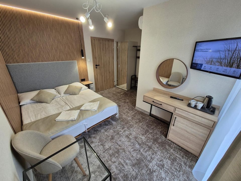 Photo of the whole room, Seating area, Bedroom