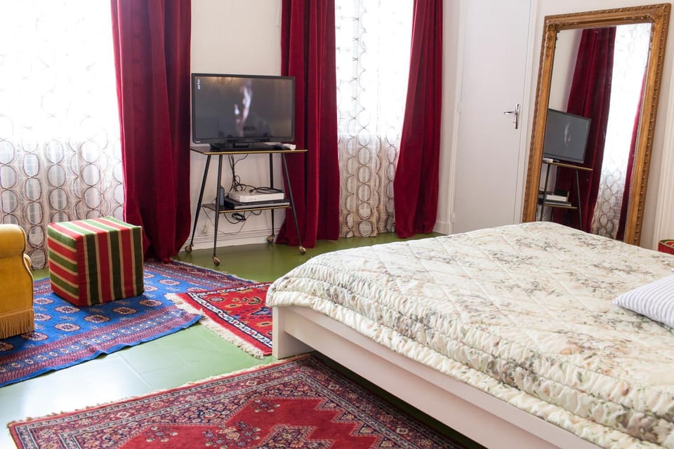 Bed, Activities, TV and multimedia, Living room, Bedroom