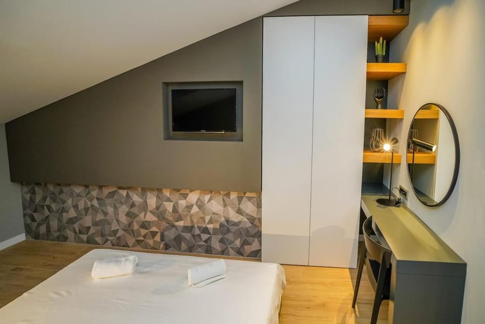 Bed, TV and multimedia, Bedroom, wardrobe