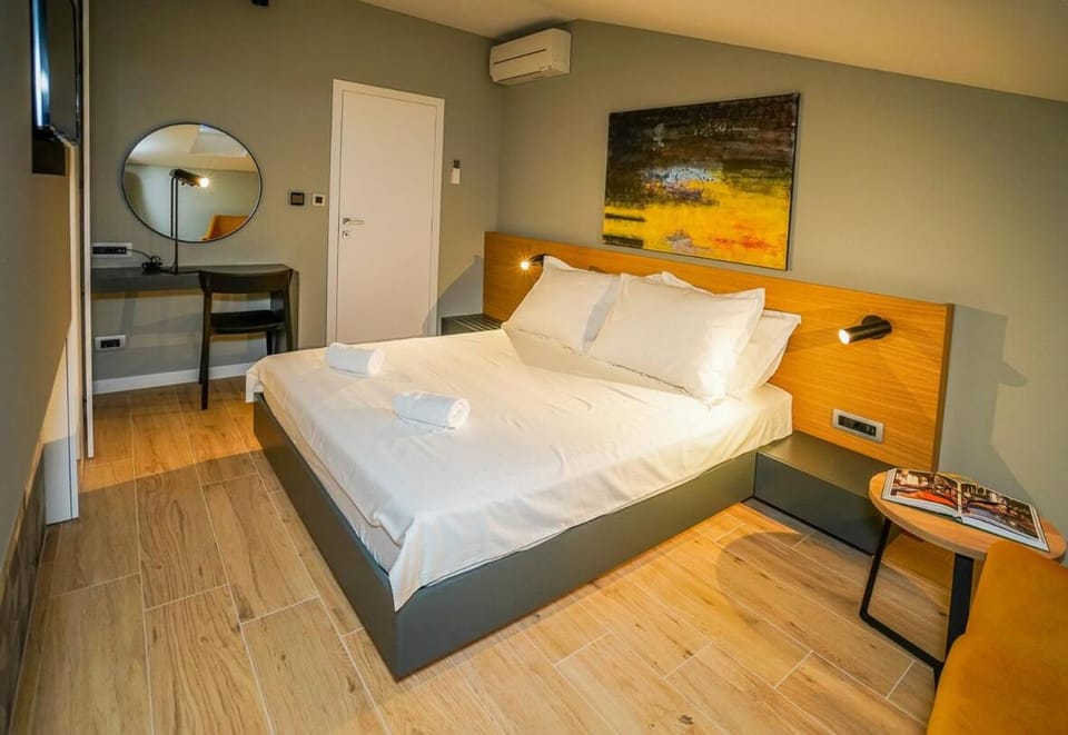 Bed, Photo of the whole room, Bedroom, wardrobe, air conditioner