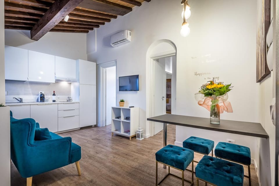 TV and multimedia, Kitchen or kitchenette, Living room, Seating area, Dining area