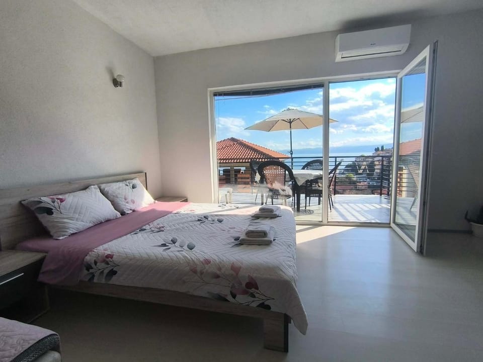 Bed, Natural landscape, View (from property/room), Balcony/Terrace, Mountain view, towels, air conditioner