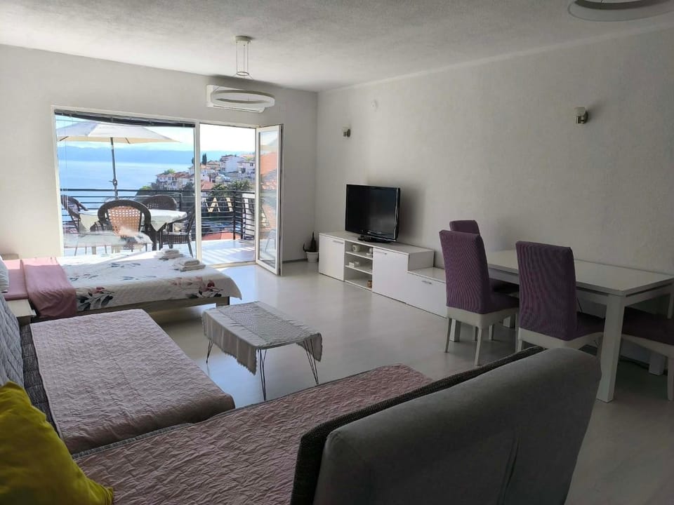 Communal lounge/ TV room, Bed, Natural landscape, TV and multimedia, Living room, Photo of the whole room, Seating area, Bedroom