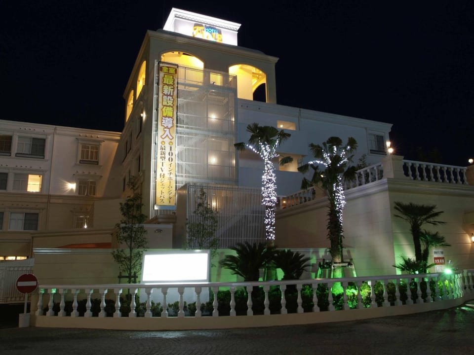 Property building, Facade/entrance, Night