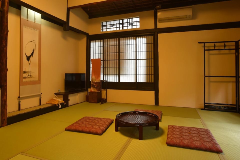 Photo of the whole room, Garden view