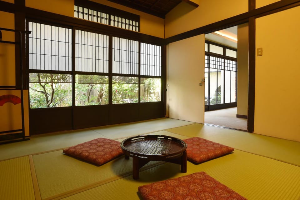Photo of the whole room, Garden view