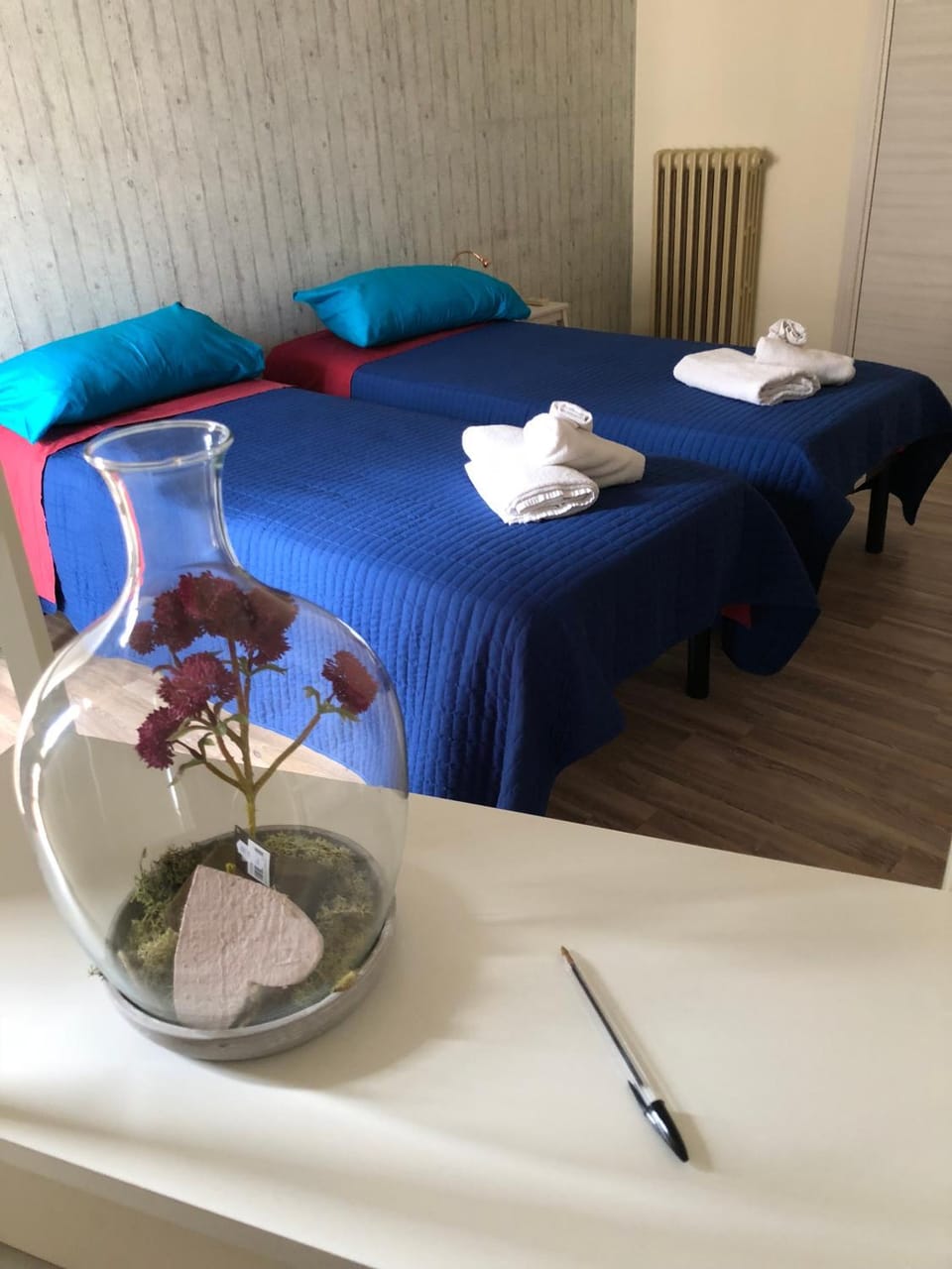 Photo of the whole room, Decorative detail