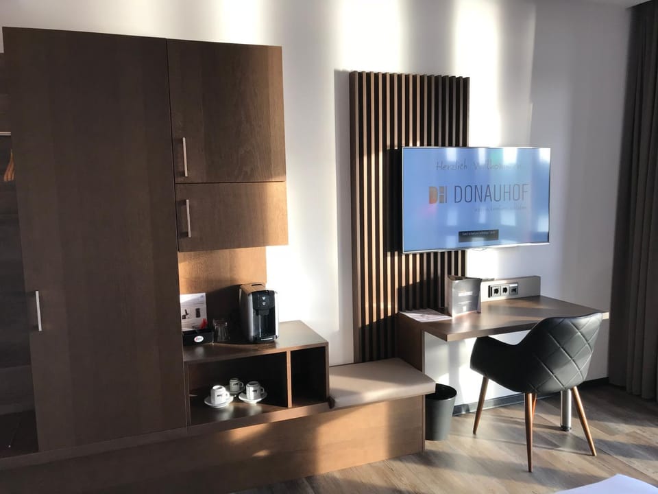 TV and multimedia, Coffee/tea facilities, Photo of the whole room, Business facilities