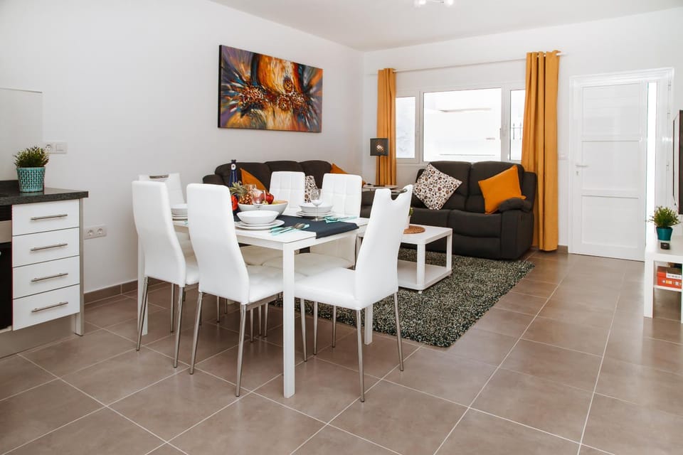 Communal lounge/ TV room, TV and multimedia, Living room, Dining area