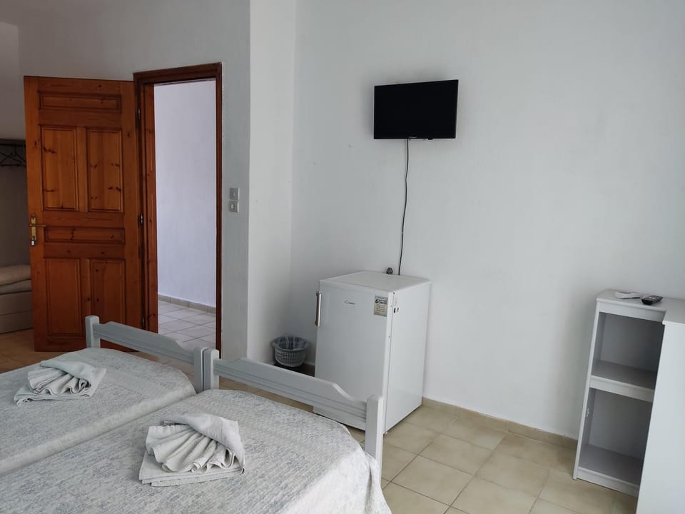 TV and multimedia, Photo of the whole room, Bedroom, hair dresser