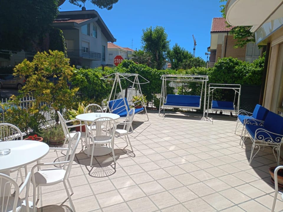 Patio, Day, Garden
