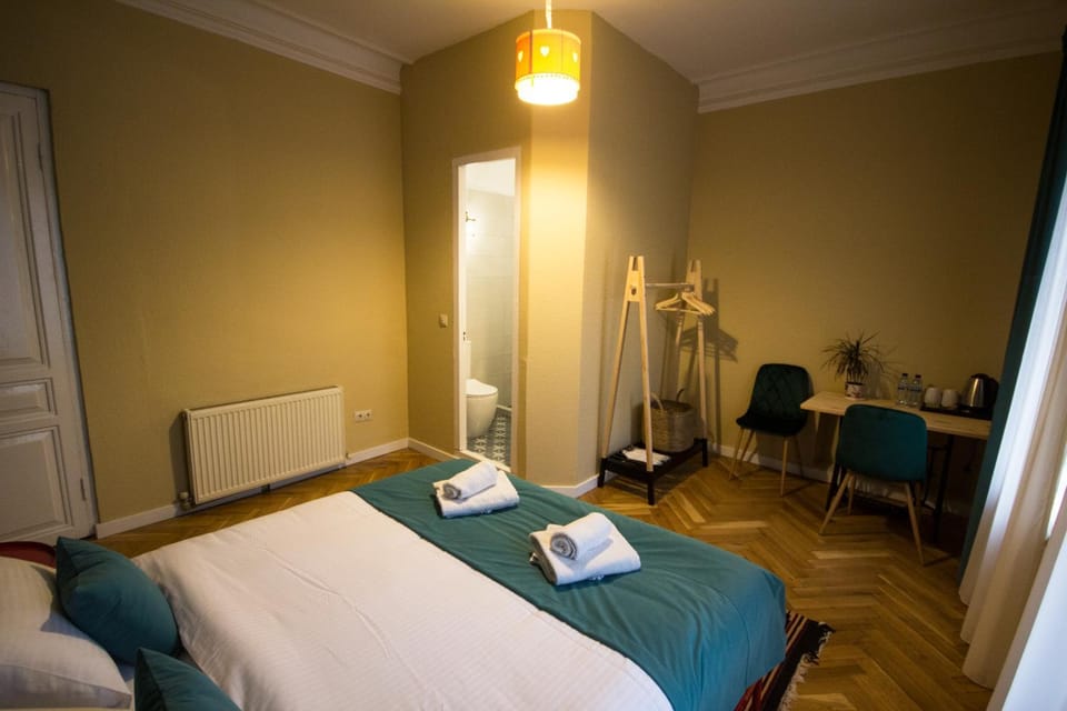 Bed, Photo of the whole room, Bedroom, internet, towels