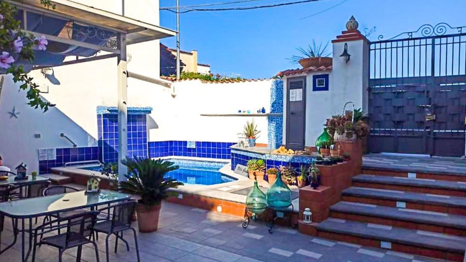 Property building, Restaurant/places to eat, Dining area, Swimming pool, Breakfast