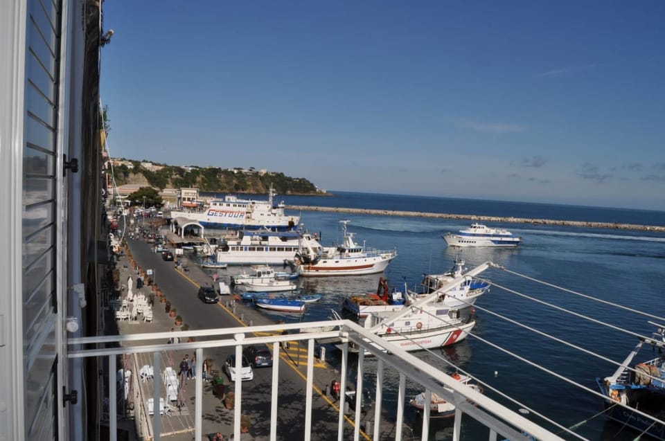 Property building, Restaurant/places to eat, Balcony/Terrace, Sea view