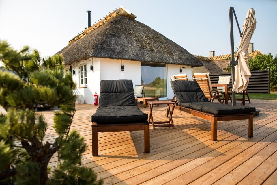 Property building, Natural landscape, Balcony/Terrace, sunbed