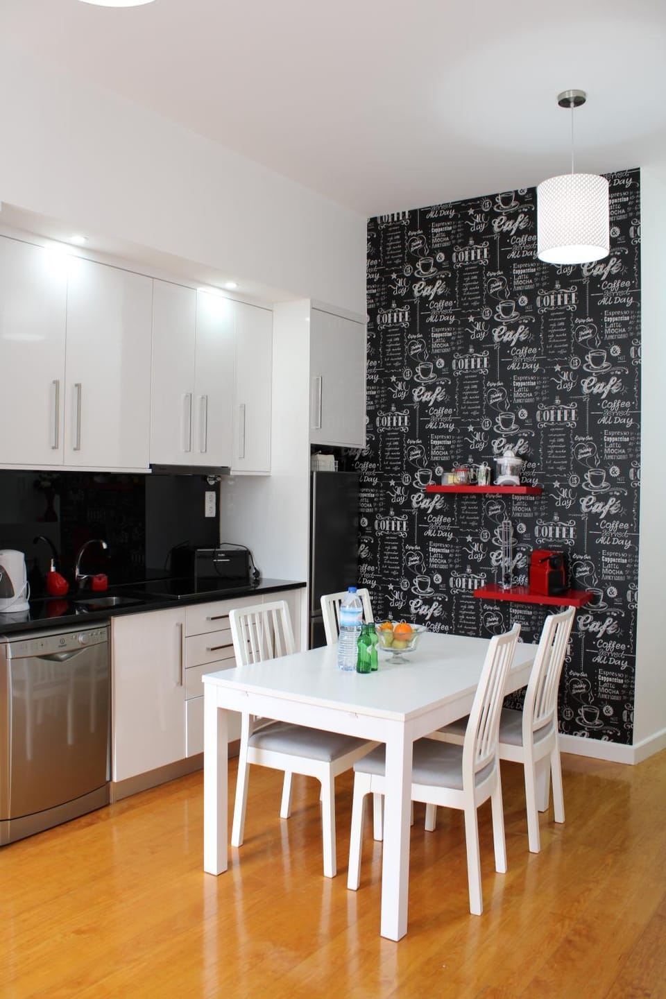 Coffee/tea facilities, Kitchen or kitchenette, Dining area