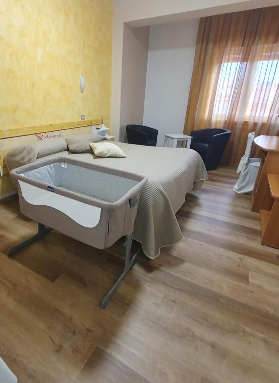 Photo of the whole room, cot