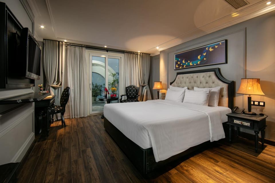 Bed, Living room, Photo of the whole room, Seating area, Bedroom, City view
