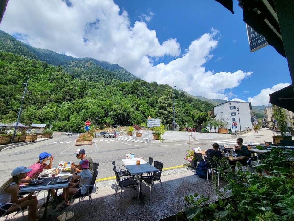 Property building, Patio, Restaurant/places to eat, Mountain view, Mountain view
