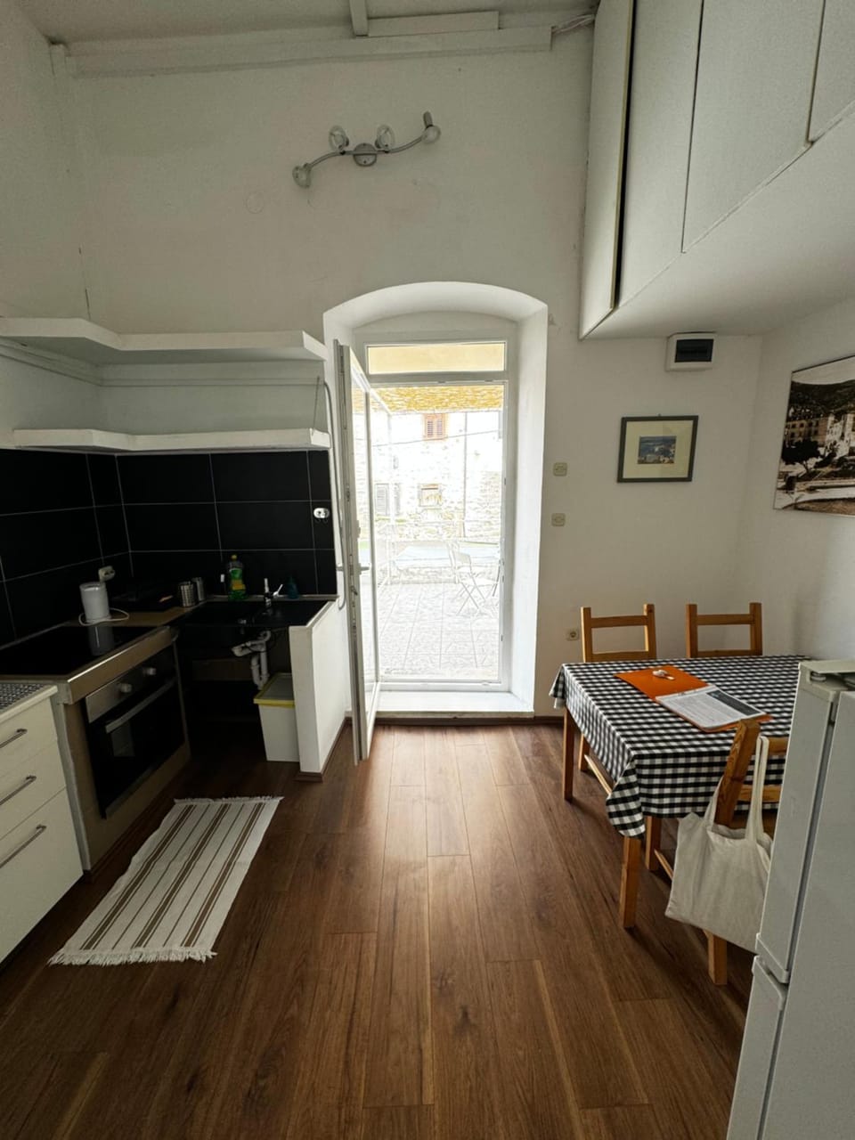 Kitchen or kitchenette, oven