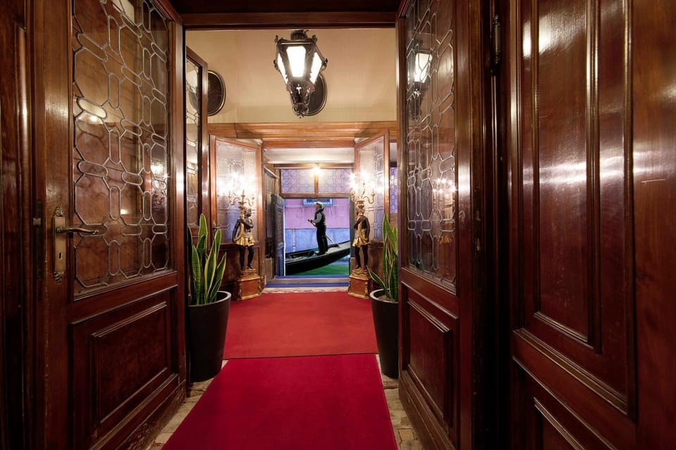 Facade/entrance, Decorative detail